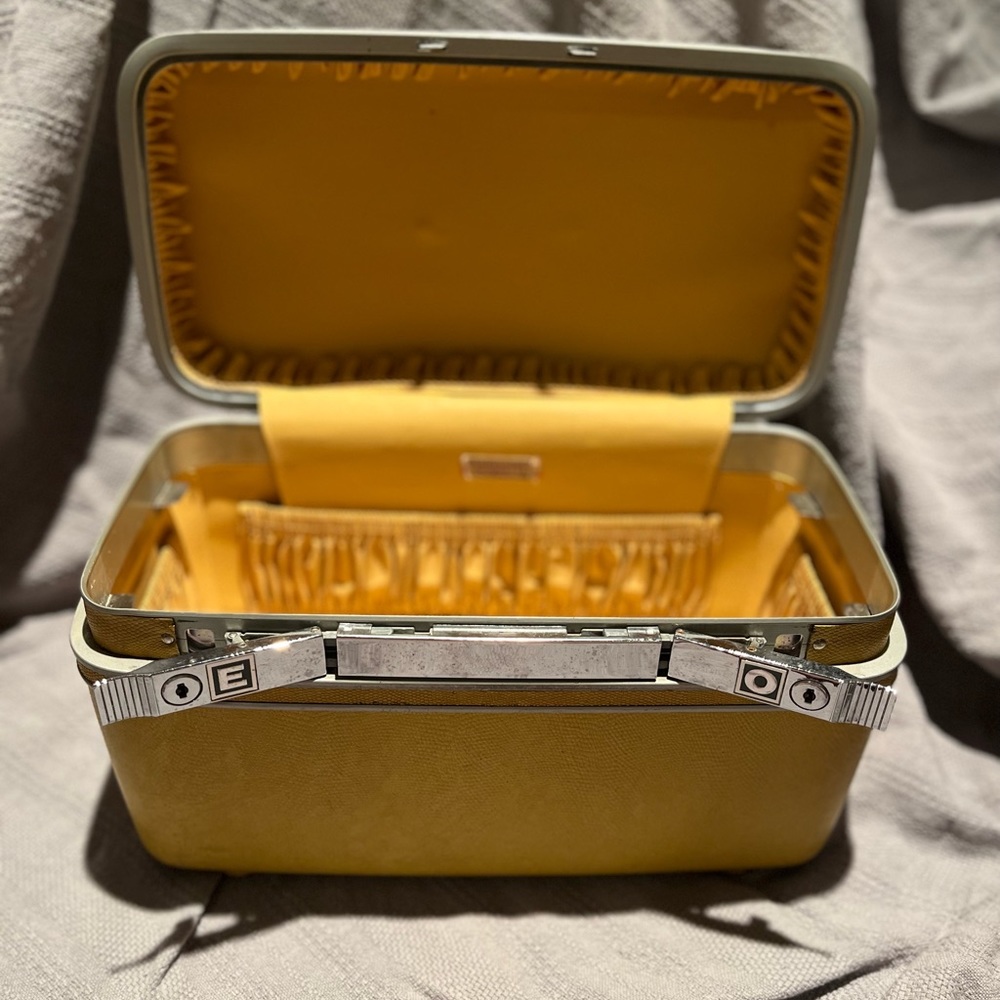 Vintage Samsonite Makeup Train Case in Mustard Yellow